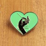 Brooch Hand and Heart mint